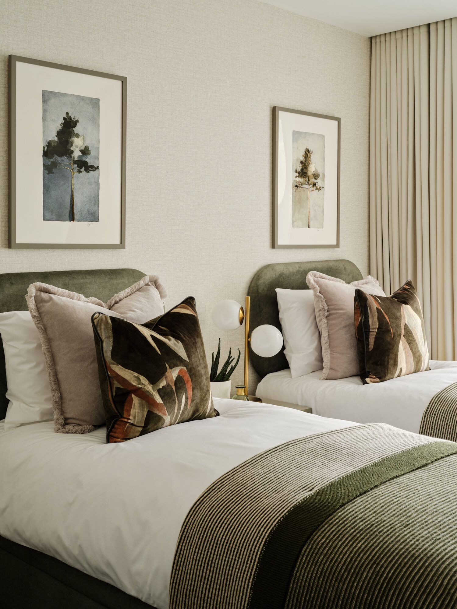 The Six Collective Linear Place18133